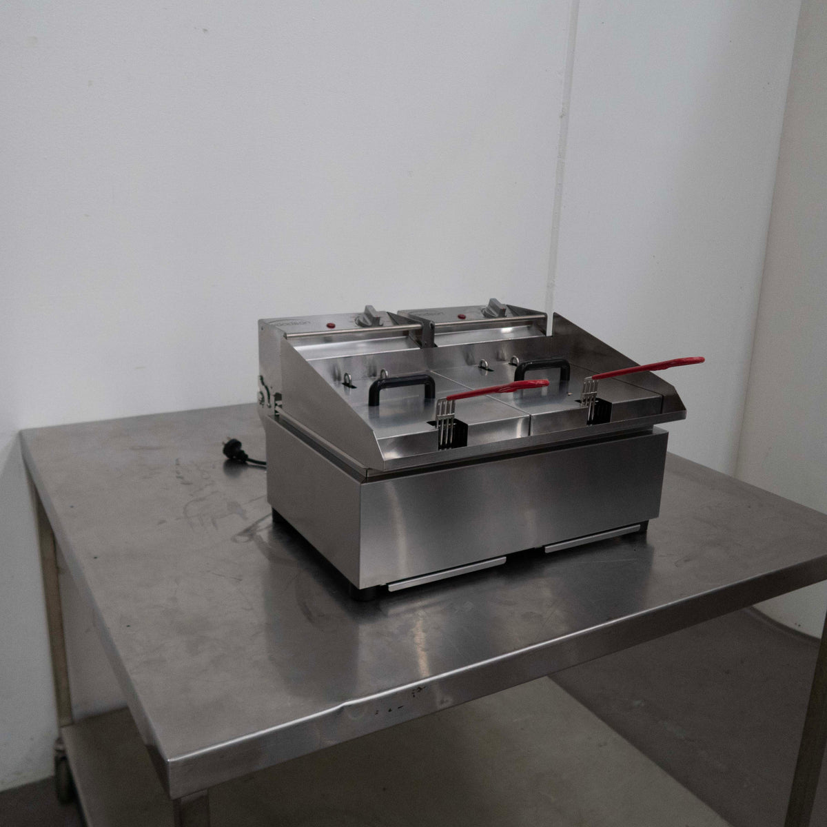 Woodson W.FRT50C Countertop Split Pan Fryer