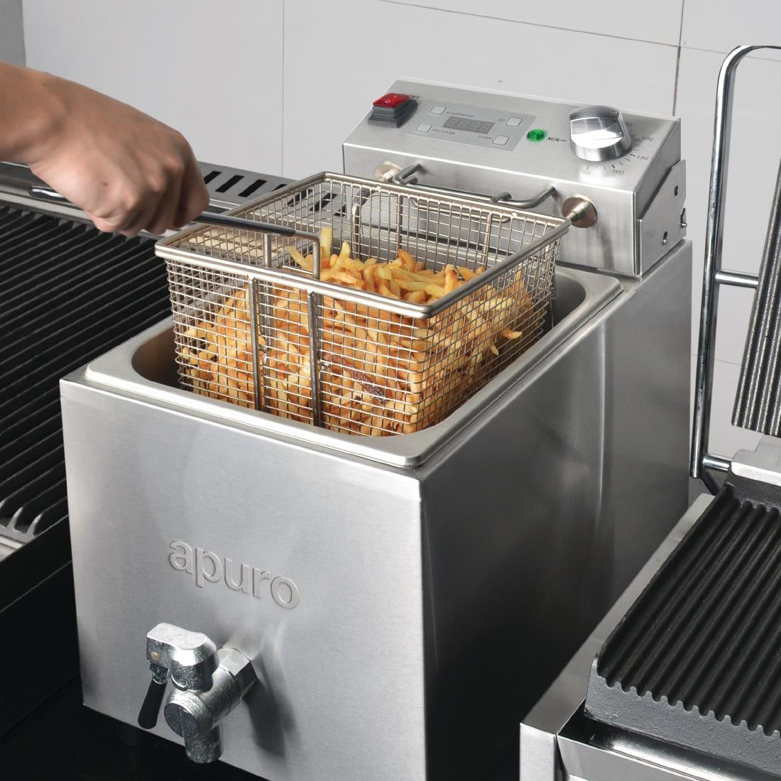 Apuro Single Fryer with Timer - 1x8Ltr - 2.9kW FC374-A