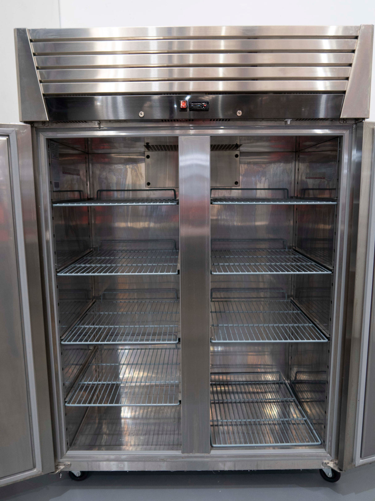 Novachill LPW8U2F Upright Freezer